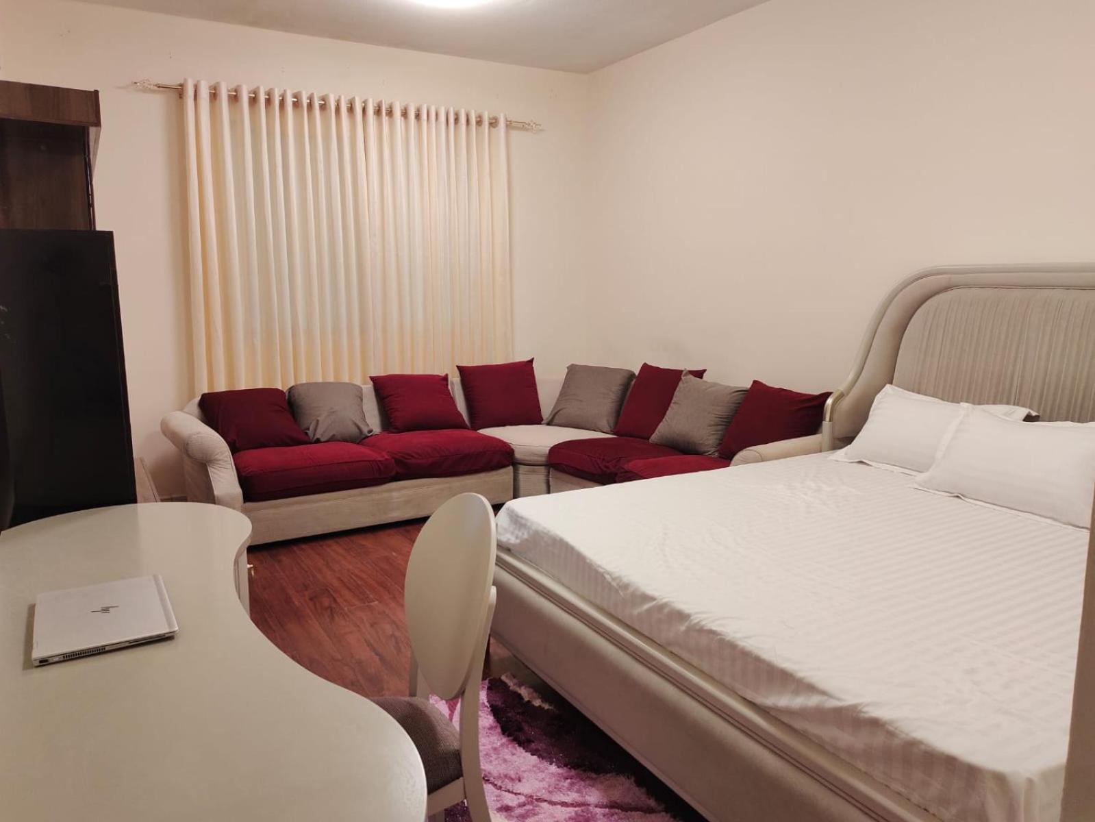Arnim Suite - 3 Bedrooms Apartment Шарджа Экстерьер фото